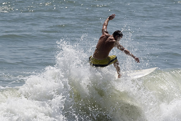 Cocoa Beach Surf | Hombre haciendo surf en paseo tablado de Cocoa beach