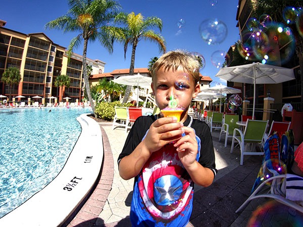 vacaciones tiempo compartido | niño cerca de piscina