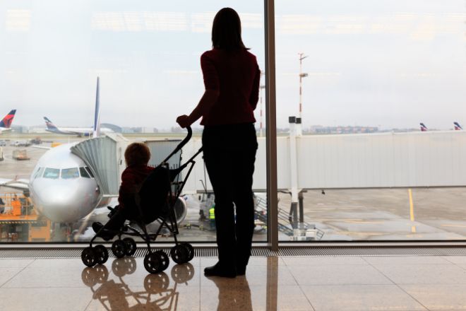 Vacaciones y viajes con bebés y niños: ¿Qué llevar en la maleta? - Mustela  Blog